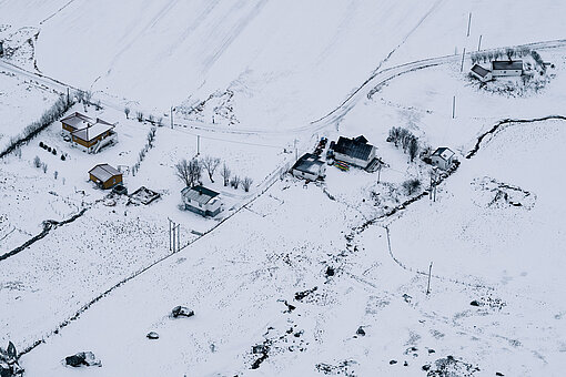 Hóval borított házak és mezők.