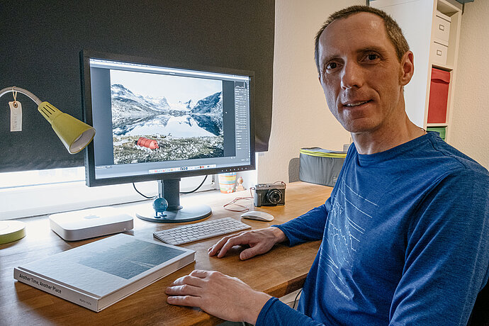 Martin Hülle fotós az EIZO ColorEdge CS2740 grafikus monitoron dolgozik.